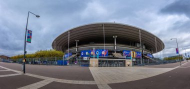 Saint-Denis, Fransa - 31 Ekim 2023: Fransa 'nın en büyük stadyumu ve olimpiyat salonu olan Stade de France' ın dış panoramik manzarası. Spor etkinlikleri, konserler ve büyük gösteriler düzenlenebilir.