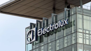 Saint-Denis, Fransa - 31 Ekim 2023: Gıda, içecek ve çamaşır endüstrisi için üretim makineleri üzerine uzmanlaşmış bir şirket olan Electrolux Professionnel 'in genel merkezinde imza ve logo