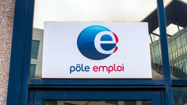 Saint-Denis, Fransa - 31 Ekim 2023: Bir Polonyalı İş Bulma Kurumu (Fransız İş Bulma Kurumu) önünde imza ve logo. Fransa 'da işsizlik, işten çıkarma ve işten çıkarma kavramları