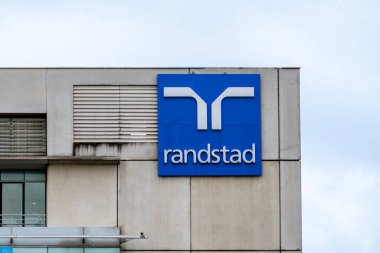 Saint-Denis, Fransa - 31 Ekim 2023: Randstad 'ın Fransız karargahının bulunduğu binayı imzalayın. Randstad, Hollanda 'nın çok uluslu insan kaynakları danışmanlık grubudur.