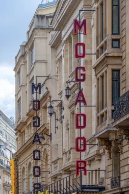 Paris, Fransa - 31 Ekim 2023: Paris 'in 9. arrondissement bölgesindeki bir Paris tiyatro ve gösteri salonu olan Mogador Tiyatrosu' na yakın çekim