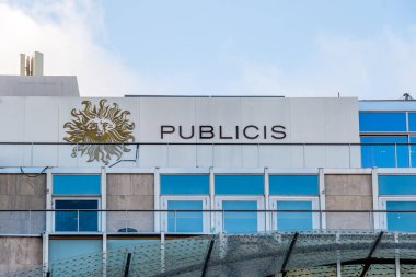 Paris, Fransa - 6 Kasım 2023: Paris Champs-Elysees Bulvarı 'ndaki Publicis karargahında imza ve logo. Publicis Groupe, Fransız çokuluslu iletişim şirketidir.