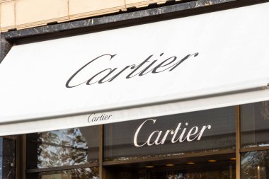 Paris, Fransa - 6 Kasım 2023: Champs-Elysees Bulvarı 'ndaki Cartier butiğinin tabelası. Cartier mücevher, saat ve lüks mallar konusunda uzmanlaşmış bir Fransız şirketi.
