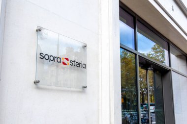 Paris, Fransa - 6 Kasım 2023: Sopra Steria grup merkezinin girişinde imza ve logo. Sopra Steria bir Fransız danışmanlık, dijital hizmetler ve yazılım geliştirme şirketidir.