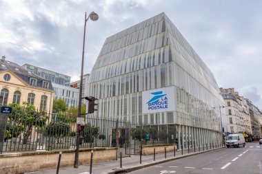 Paris, Fransa - 8 Kasım 2023: Banque Postale genel merkez binasının dış görünüşü. La Banque Postale, La Poste grubuna bağlı bir Fransız kamu bankasıdır.