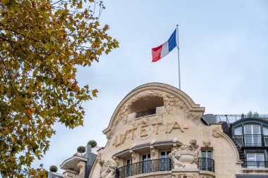 Paris, Fransa - 8 Kasım 2023: Lutetia Oteli cephesi. Lutetia, Fransa 'nın başkenti Paris' te bulunan Raspail Bulvarı 'nda lüks bir sanat tarzı oteldir.