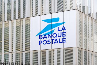 Paris, Fransa - 8 Kasım 2023 Banque Postale merkez binasının imzası ve logosu. La Banque Postale, La Poste grubuna bağlı bir Fransız kamu bankasıdır.