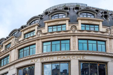 Paris, Fransa - 8 Kasım 2023: Le Bon Marche Cephesi. Le Bon Marche, eski adıyla 'Au Bon Marche', Paris 'in 7.