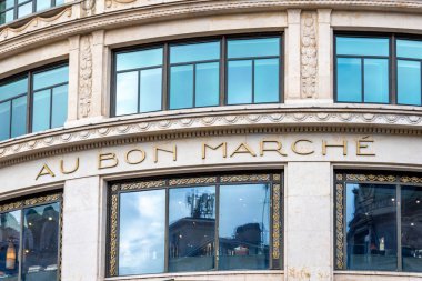 Paris, Fransa - 8 Kasım 2023: Le Bon Marche 'ın oyma işareti. Le Bon Marche, eski adıyla 'Au Bon Marche', Paris 'in 7.