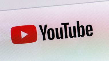 YouTube sayfasının başlığındaki logonun yakın plan görüntüsü. YouTube bir video sunucu ve paylaşım sitesi ve sosyal medya platformudur.