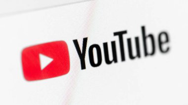 YouTube sayfasının başlığındaki logonun yakın plan görüntüsü. YouTube bir video sunucu ve paylaşım sitesi ve sosyal medya platformudur.