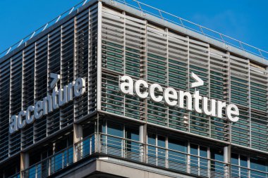 Paris, Fransa - 15 Kasım 2023: Accenture Fransız karargahında imza ve logo. Accenture, bilgi teknolojisi (IT) hizmetleri ve danışmanlık alanında uzmanlaşmış profesyonel bir hizmet şirketidir.
