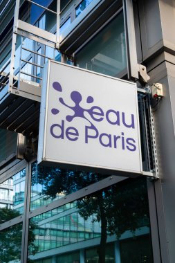 Paris, Fransa - 15 Kasım 2023: Eau de Paris genel merkezinde imza ve logo. Eau de Paris, Paris şehrinin su ve atık su toplama işlerinden sorumlu kamu kuruluşu.