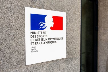 Paris, Fransa - 15 Kasım 2023: Fransa Cumhuriyeti logosuyla birlikte Fransız Spor ve Olimpiyat ve Engelli Olimpiyatları Bakanlığı binasının girişindeki tabelaya yakın çekim