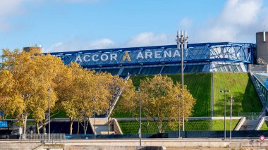 Paris, Fransa - 15 Kasım 2023: Accor Arena 'nın dış görünüşü ayrıca Palais Omnisports de Paris-Bercy (POPB) veya Bercy Arena olarak da bilinir.