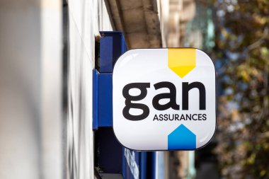 Paris, Fransa - 17 Kasım 2023: Gan Sigorta acentesinin imza ve logosu. Gan, Groupama grubunun bir parçası olan bir Fransız sigorta şirketi.