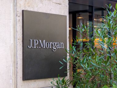 Paris, Fransa - 22 Kasım 2023: Paris 'teki Place du Marche Saint-Honore, J.P.Morgan banka binasının girişini imzalayın.