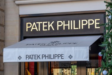 Paris, Fransa - 22 Kasım 2023: Paris 'teki Place Vendome' da bulunan Patek Philippe butiğinin işareti. Patek Philippe, İsviçre 'de lüks saat yapımında uzmanlaşmış bir şirket.