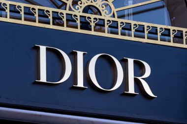 Paris, Fransa - 22 Kasım 2023: Dior butiğinin imzası ve logosu Place Vendome, Paris 'te bulundu. Christian Dior, Christian Dior tarafından kurulan Fransız moda ve lüks markasıdır.