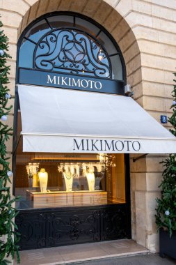 Paris, Fransa - 22 Kasım 2023: Mikimoto butiğinin vitrini Paris 'teki Place Vendome' u gösteriyor. Mikimoto, Japon kökenli inci üzerine uzmanlaşmış bir mücevher şirketidir.