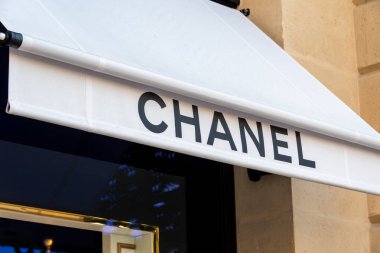 Paris, Fransa - 22 Kasım 2023: Chanel butiğinin tentesi Place Vendome, Paris. Chanel lüks konusunda uzman bir Fransız şirketidir.