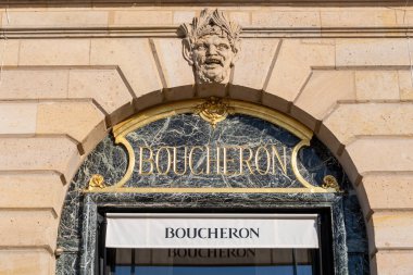 Paris, Fransa - 22 Kasım 2023: Boucheron butiğinin işareti Place Vendome, Paris. Boucheron mücevher, saat ve lüks mallar konusunda uzmanlaşmış bir Fransız şirketi.