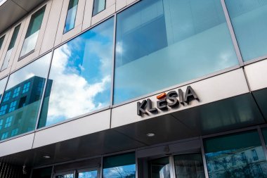Paris, Fransa - 25 Kasım 2023: Klesia merkez binasının cephesi. Klesia, sağlık sigortası, refah ve emeklilik konularında uzmanlaşmış bir Fransız ortak sosyal koruma grubudur.