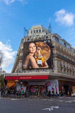 Paris, Fransa - 6 Aralık 2023: Chanel N5 parfüm reklam panosu Fransız aktris Marion Cotillard 'ın Paris, Fransa' nın ünlü mağazası Lafayette Galerisi 'nin ön cephesinde oynadığı reklam panosu