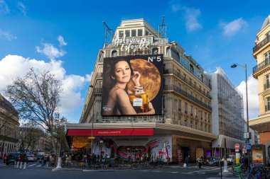 Paris, Fransa - 6 Aralık 2023: Chanel N5 parfüm reklam panosu Fransız aktris Marion Cotillard 'ın Paris, Fransa' nın ünlü mağazası Lafayette Galerisi 'nin ön cephesinde oynadığı reklam panosu