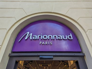 Biarritz, Fransa - 26 Aralık 2023 Marionnaud butiğinin girişini imzalayın. Marionnaud, parfüm, kozmetik ve vücut bakım ürünleri satan bir Fransız mağaza zinciri.