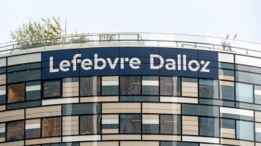 Courbevoie, Fransa - 20 Aralık 2023: Paris La Defense 'daki Lefebvre Dalloz kulesine imza atın, Lefebvre Dalloz' un genel merkezi, yayıncılık ve profesyonel eğitim alanında uzmanlaşmış bir Fransız grubu.