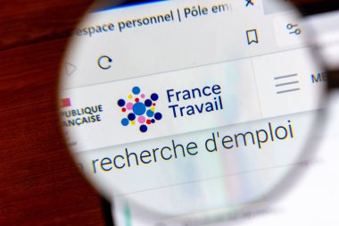 Clamart, Fransa - 2 Ocak 2024: Fransa Travail web sitesinin sayfası büyüteçle görülüyor. Fransa Travail, eski adıyla Pole Emploi, istihdamdan sorumlu Fransız yönetimidir.
