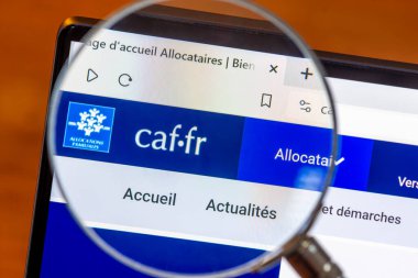 Clamart, Fransa - 4 Ocak 2024: Aile veya sosyal yardımlardan sorumlu bir Fransız örgütü olan Caisse d 'Allocations Familiales' in 'caf.fr' web sitesinin detayları