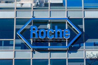 Boulogne-Billancourt, Fransa - 15 Ocak 2024: İsviçreli ilaç grubu F. Hoffmann-La Roche 'un Fransız yan kuruluşu Roche France' ın binasının logosu.