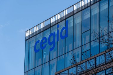 Boulogne-Billancourt, Fransa - 15 Ocak 2024: Boulogne-Billancourt 'taki Cegid binasının imza ve logosu. Cegid, muhasebe ve yönetim yazılımlarında uzmanlaşmış bir Fransız şirketidir.
