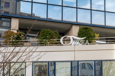 Puteaux, Fransa - 26 Ocak 2024: Bağımsız yaşlılar, huzurevleri ve klinikler için kuruluş zincirini yöneten Fransız özel bir grup olan Orpea 'nın genel merkezinde imza ve logo