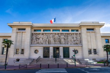 Puteaux, Fransa - 26 Ocak 2024: Paris 'in batısındaki Ile-de-France bölgesinde, Fransa' nın Hauts-de-Seine bölgesinde yer alan Puteaux kentinin sanat deco şehir binasının dış görünüşü