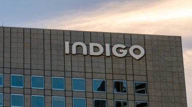 Puteaux, Fransa - 26 Ocak 2024 Indigo merkez binasının imza ve logosu. Indigo Group (eski adıyla Vinci Park), Fransız otomobil park şirketi.
