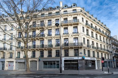 Paris, Fransa - 27 Ocak 2024: Uluslararası kar amacı gütmeyen bir Fransız sigorta şirketi olan AG2R La Mondiale 'in genel merkezinin dış görünümü
