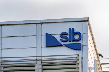 Clamart, Fransa - 2 Şubat 2024: eski adıyla Schlumberger olan bir SLB binasının imza ve logosu. SLB, Fransız çokuluslu petrol ve ekipman şirketidir.