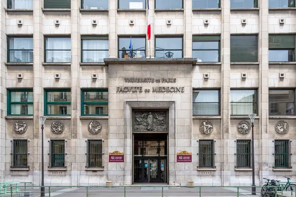 Paris, Fransa - 23 Şubat 2024: Paris-Cite Üniversitesi Tıp Fakültesi 'nin (Saint-Germain-des-Pres kampüsü) Paris, Fransa' daki Saint-Peres sokağının dış görünümü
