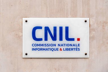Paris, Fransa - 25 Şubat 2024: Ulusal Bilgi Komisyonu 'nun (CNIL) girişinde dijital verileri ve vatandaşların özgürlüklerini korumaktan sorumlu Fransız yönetimi