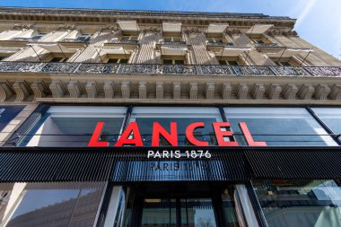 Paris, Fransa - 4 Mart 2024: Lancel ana butiğinin cephesi Paris 'te Place de l' Opera 'da yer aldı. Lancel 1876 yılında Paris 'te kurulan bir Fransız deri ürünleri şirketidir.