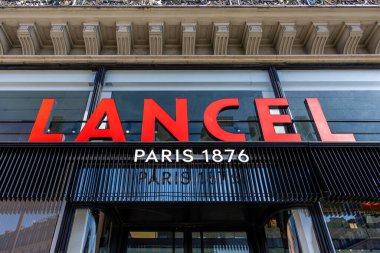 Paris, Fransa - 4 Mart 2024: Paris 'teki Place de l' Opera 'nın ana Lancel butiğinin imzası ve logosu. Lancel 1876 yılında Paris 'te kurulan bir Fransız deri ürünleri şirketidir.