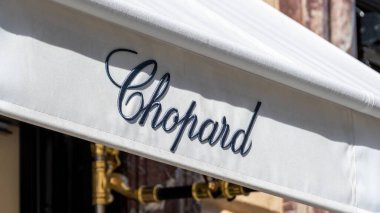 Paris, Fransa - 4 Mart 2024: Chopard butiğinin güneşliği Place Vendme Paris 'te bulundu. Chopard, lüks saat, mücevher ve kişisel aksesuarlar konusunda uzmanlaşmış bir İsviçreli şirket.