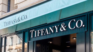 Paris, Fransa - 4 Mart 2024: Paris 'teki Rue de la Paix' de bulunan Tiffany ve co-butiğinin tenteleri. Tiffany mücevher, sofra takımı ve lükste uzmanlaşmış bir Amerikan şirketidir.