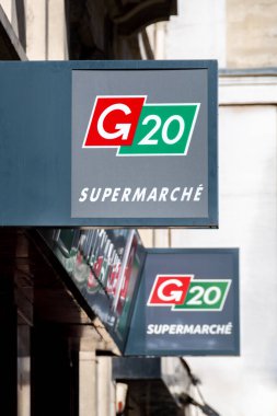 Paris, Fransa - 4 Mart 2024: bir G20 süpermarketinin imza ve logosu. G20, Fransa 'nın başkenti Paris' te bulunan bir bakkal zinciri.