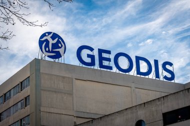 Paris, Fransa - 14 Mart 2024: Geodis ajansının imzası ve logosu. Geodis, uluslararası lojistik, mesajlaşma ve karayolu taşıma şirketlerinin oluşturduğu bir grup.