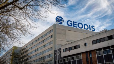 Paris, Fransa - 14 Mart 2024: Geodis ajansının dış görünümü. Geodis, uluslararası lojistik, mesajlaşma ve karayolu taşıma şirketlerinin oluşturduğu bir grup.