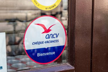 Paris, Fransa - 26 Mart 2024: Fransız ANCV ajansının Çek-Vacances senetlerinin ödemelerini kabul ettiğini belirten bir iş penceresinin üzerindeki etiket